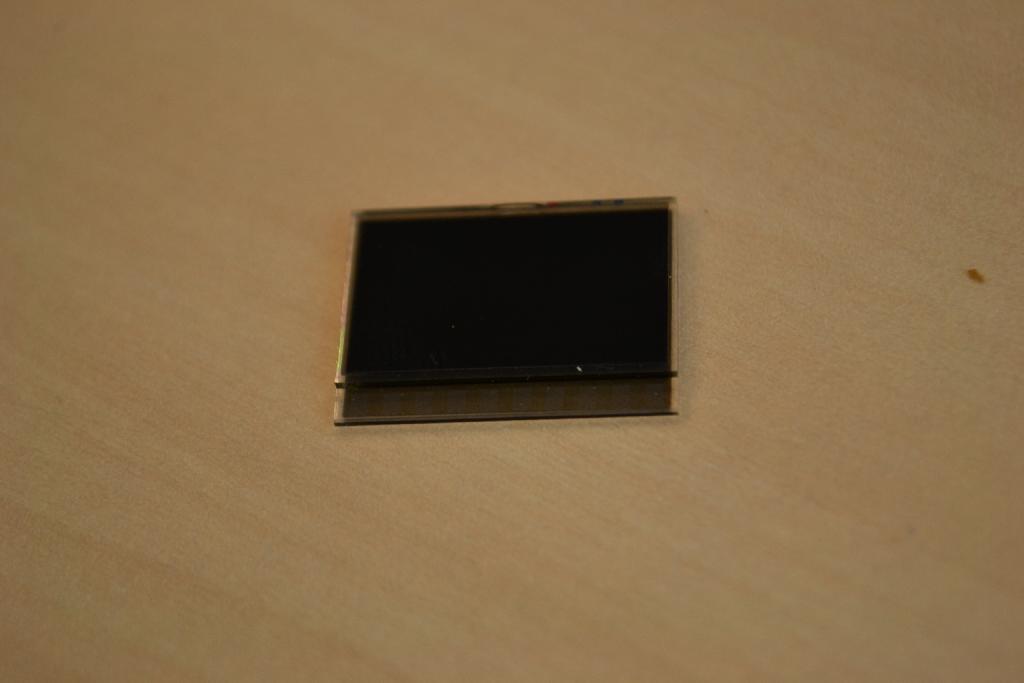 Een afleesscherm met onder andere de volgende uiterlijke en technische kenmerken:
- zonder behuizing en zonder display controller;
- een LCD display met een passieve matrix ;
- mono color en backlight;
- een flexibele aansluitkabel;
- afmetingen van (L x B) 22 x 16 mm;
- bestemd om te worden ingebouwd in een climate control unit van een personen auto;
- geeft de instelling van de temperatuur weer.
Het betreft een signaalbord voor weergave van uitsluitend grafische voorstellingen
en alfanumerieke tekens zoals bedoeld bij GS-post 8531 van de gecombineerde nomenclatuur.