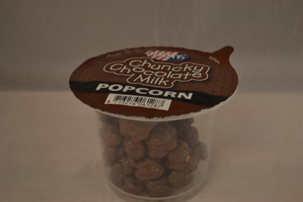 Popcorn met -volgens opgave- onder andere de volgende kenmerken en ingrediënten:
- maïs;
- melkchocolade;
- suiker;
- melkpoeder;
- cacao;
- kokosolie;
- weipoeder;
- soja lecithine;
- palmolie;
- Arabische gom.
Het product is opgemaakt voor de verkoop in het klein in een kunststof verpakking met een nettogewicht van 120 gram. Het betreft een andere bereiding voor menselijke consumptie die cacao bevat, in verpakkingen met een netto-inhoud per onmiddellijke verpakking van niet meer dan 1 kg, met een sacharosegehalte (het gehalte aan invertsuiker, berekend als sacharose, daaronder begrepen), van minder dan 70 gewichtspercenten, zoals bedoeld bij GN-onderverdeling 1806 9090 11 van de gecombineerde nomenclatuur.