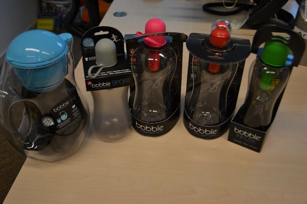 Een drinkfles met onder andere de volgende kenmerken:
- vervaardigd van kunststof;
- een dop van kunststof met een draagstrip;
- een vervangbaar koolstoffilter voor het filteren van kraanwater;
- in verschillende uitvoeringen en inhoudsmaten.
Het wezenlijke karakter van het samengestelde artikel wordt toegekend aan het koolstoffilter zoals bedoeld bij GN-onderverdeling 8421 21 00 van de gecombineerde nomenclatuur.