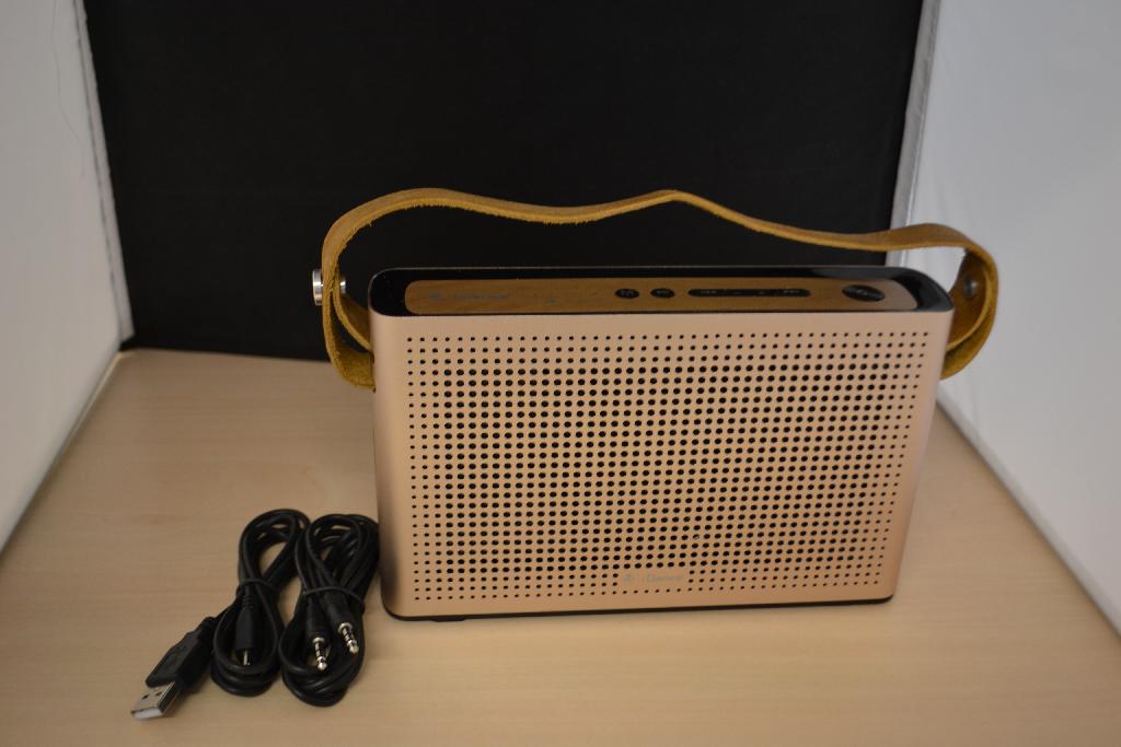 Een bluetooth luidspreker met -volgens opgave- onder andere de volgende uiterlijke en technische kenmerken:
- in een draagbare rechthoekige behuizing vervaardigd van staal; 
- een klankkast met 2 speakers; 
- een uitgangsvermogen van 2 x 5 Watt;
- aansluitingen voor AUX, audio en 2 x USB;
- kan bekabeld of draadloos werken;
- meerdere bedieningsknoppen aan de bovenzijde;
- voor gebruik met een tablet of een smartphone;
- een ingebouwde lithiumbatterij voor het opladen van mobiele apparaten;
- afmetingen van (L x b x H) 200 x 200 x 42 mm. 
De kenmerkende hoofdfunctie wordt toegekend aan de luidsprekers zoals bedoeld bij GS-post 8518 van de gecombineerde nomenclatuur. Het artikel is opgemaakt voor de verkoop in het klein en wordt aangeboden tezamen met een gebruikershandleiding.