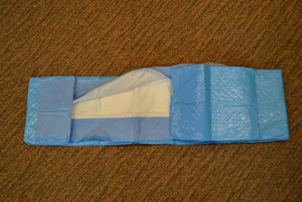 Een zogenoemd til- en fixatielaken met onder andere de volgende kenmerken:
- bestaande uit gebonden textielvlies vervaardigd van polyester;
- een gewicht van ongeveer 85 g/m²;
- voor éénmalig gebruik;
- wordt geleverd aan gezondheidsinstellingen en ziekenhuizen;
- afmetingen van ongeveer 100 x 150 cm.
Het laken is opgemaakt voor de verkoop in het klein in een verpakking van doorzichtige kunststof en is tezamen verpakt met een absorberend protectielaken waarvoor separaat een BTI is afgegeven onder  referentienummer NL RTD-2016-0696. Het artikel wordt aangemerkt als opgemaakt voor de verkoop in het klein omdat het kennelijk bestemd is om als zodanig en zonder verwisseling van verpakking aan de gebruiker te worden geleverd zoals bedoeld bij GS-post 3005 van de gecombineerde nomenclatuur.