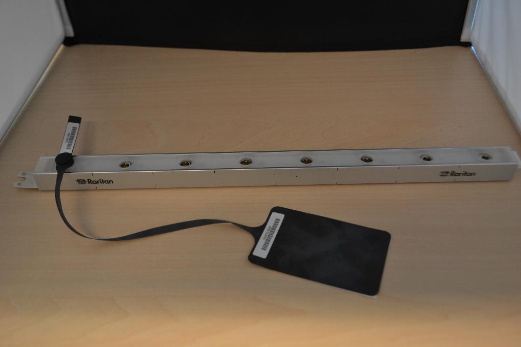 Een asset management sensor (AMS) kit met -volgens opgave- onder meer de volgende uiterlijke en technische kenmerken:
- in een behuizing van metaal voorzien van een magneet voor plaatsing op een zogenoemd U-rack met IT 
  apparaten;
- een transfer switch;
- een RJ-45 hardwired verbinding;
- een gekleurd led lampje met een knipperend of constant licht per eenheid van 1 U (44,45 mm);
- een tag port met een ID-chip reader per eenheid van 1 U;
- een lengte van 8 U per sensor;
- DIN-connectoren voor uitbreiding met meerdere sensoren tot een hoogte van 48 en 54 U. 
De set is bestemd voor het lokaliseren van een specifieke server in een datacenter. Via de combinatie van asset management sensoren en asset management tags kan er op afstand een lampje van een specifieke server van kleur veranderen waardoor deze server tussen meerdere andere servers beter te lokaliseren is. De welbepaalde functie wordt toegekend aan het toestel voor het geven van zichtbare signalen zoals bedoeld bij GN-onderverdeling 8531 20 20 van de gecombineerde nomenclatuur.

Deze BTI vervangt de BTI met het referentienummer NL-RTD-2015-1189-1 naar aanleiding van de uitspraak op bezwaar met het kenmerk 16/379/107/16559/143RA.