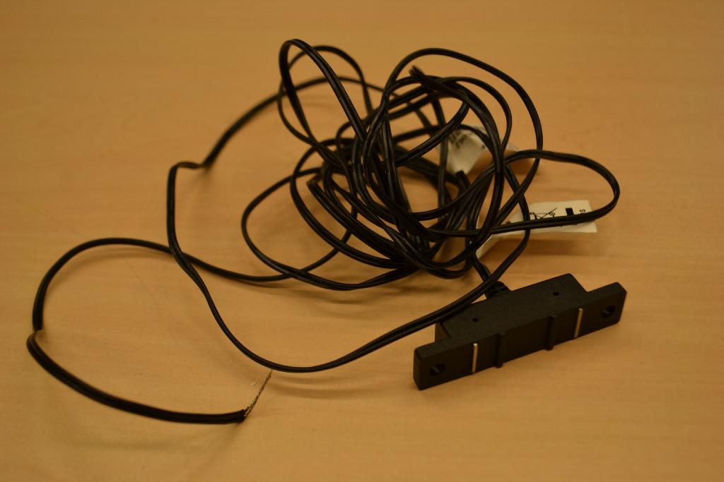 Een zogenoemde waterlekkage sensor met -volgens opgave- onder meer de volgende uiterlijke en technische
kenmerken:
- in een behuizing;
- een watersensor;
- een kabel met een lengte van 3 meter, voorzien van 2 contactpunten;  
- bestemd voor het waarnemen van vocht, water en condens rondom serverkasten in een data center;
- geeft de waarden door aan een automatisch gegevensverwerkende machine voor meetdoeleinden ten behoeve van 
  beveiliging en veiligheid.
Het toestel wordt aangemerkt als een hygrometer zoals bedoeld bij GS-post 9025 van de gecombineerde nomenclatuur.