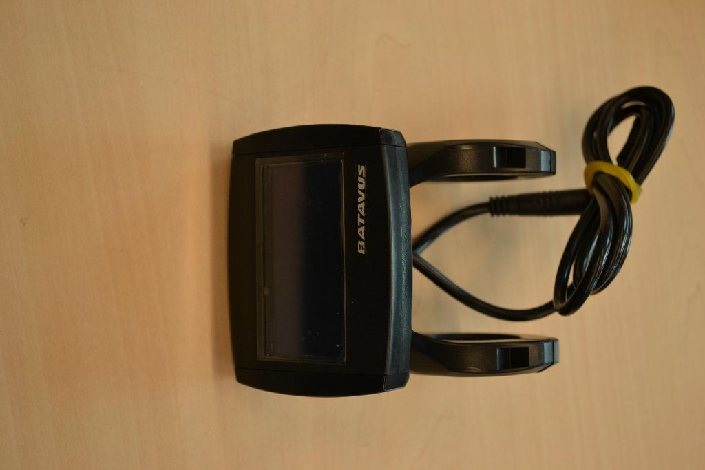 Een beeldscherm of display voor een elektrische fiets met onder andere de volgende uiterlijke en technische kenmerken:
- een behuizing van kunststof;
- een -volgens opgave- oled-scherm voor het aflezen van gegevens;
- aan de achterzijde voorzien van 2 ringen voor bevestiging aan het stuur en 2 kabels met een 
  connector;
- afmetingen van ongeveer 8 x 6 cm.
Het artikel moet worden aangemerkt als een signaalbord zoals bedoeld bij GS-post 8531 van de gecombineerde nomenclatuur.