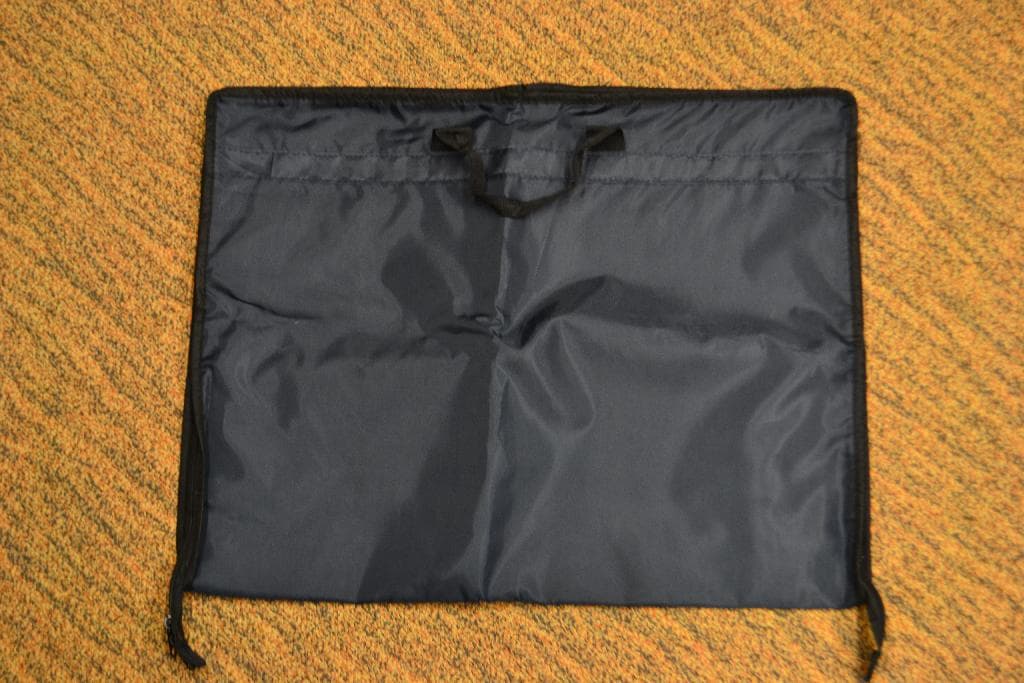 Een kledinghoes met onder andere de volgende kenmerken:
- een buitenzijde van weefsel van -volgens opgave- nylon;
- kan worden dubbelgevouwen;
- een ritssluiting rondom;
- 2 handvatten van textiel;
- aan de binnenzijde voorzien van een te verlengen vak met een ritssluiting over de gehele lengte met
  aan de bovenzijde een opening om een kledinghanger doorheen te steken;
- 2 vakken met een ritssluiting in de breedte;
- aan de buitenzijde een lus.