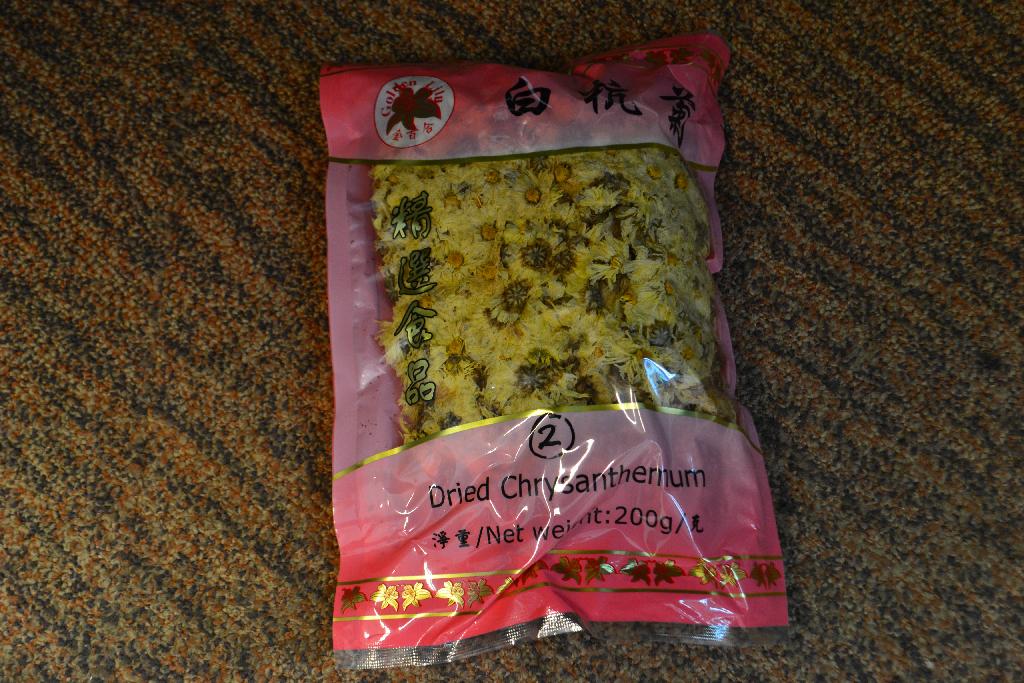 Gedroogde chrysanthemum met onder meer de volgende kenmerken en eigenschappen;
- gedroogde bloemen;
- E220 (zwaveldioxide);
- wordt aangeboden in zakken met een netto inhoud van 200 gram.
De gedroogde chrysanthemum wordt gebruikt om een warme drank (thee) met geneeskrachtige eigenschappen van te maken. Het wordt aangeboden voor de verkoop in het klein.
Indeling onder GS-post 1211 van de gecombineerde nomenclatuur omdat het product hoofdzakelijk gebruikt wordt voor de geneeskunde.