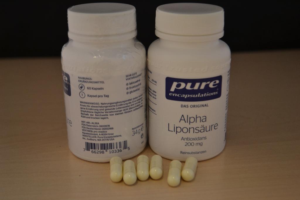 Een product voor menselijke consumptie met -volgens opgave- onder andere de volgende ingrediënten en kenmerken:
- in de verschijningsvorm van doorzichtige capsules;
- een wit poeder;
- alpha-liponzuur;
- ascorbylpalpitaat;
- cellulose.
Het product is opgemaakt voor de verkoop in het klein en is verpakt in een plastic potje bevattende 60 capsules met een netto inhoud van 34 gram. Op grond van opmaak en samenstelling is het product aan te merken als een geneesmiddel voor therapeutisch of profylactisch gebruik, zoals bedoeld bij GN-onderverdeling 3004 90 00 van de gecombineerde nomenclatuur.