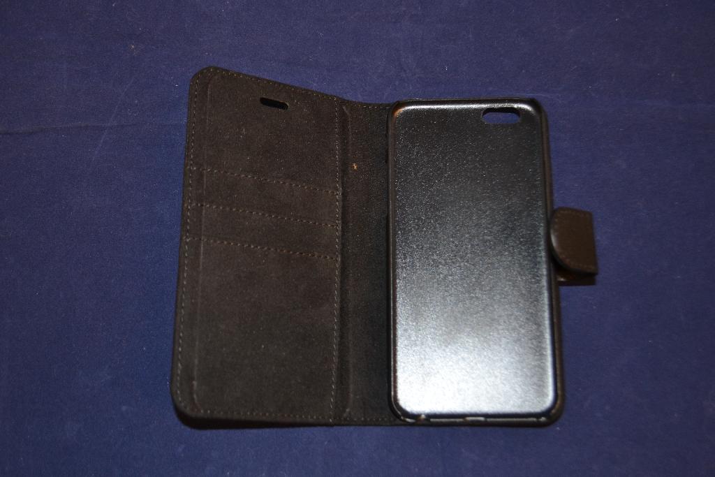 Een zogenoemde bookcover zijnde een beschermhoesje voor een smartphone met –volgens opgave- onder andere de volgende kenmerken:
- een buitenkant vervaardigd van leder;
- vakken voor pasjes;
- aan de binnenzijde zijn opstaande hoeken aangebracht voor het vastklemmen van de telefoon;
- de achterzijde is voorzien van een opening voor de cameralens en de flitser;
- in diverse kleuren;
- bestemd voor bepaalde modellen smartphones;
- een gewicht van ongeveer 75 gram.
Het product is opgemaakt voor de verkoop in het klein. Het betreft een hoesje voor een mobiele telefoon met een buitenkant van leder van de soort die normaal in de zak of in de handtas wordt meegedragen zoals bedoeld bij GN-onderverdeling 4202 32 10 van de gecombineerde nomenclatuur.