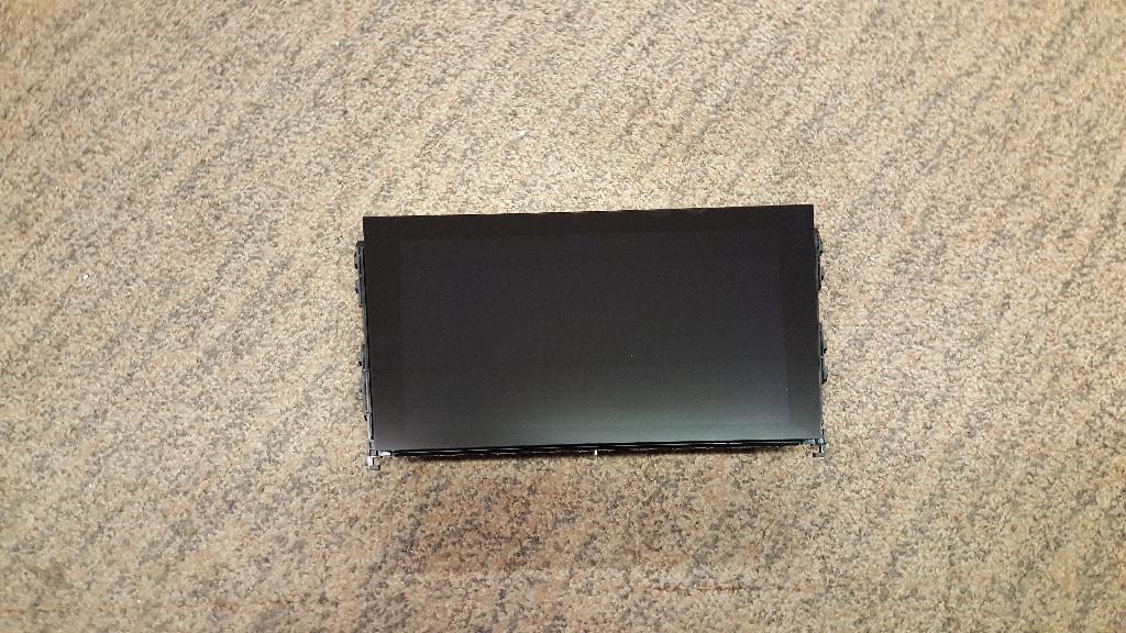 Een monitor ontworpen voor inbouw in een motorvoertuig met -volgens opgave- onder meer de volgende kenmerken en eigenschappen:
- voorzien van een rechthoekig beeldscherm met vloeibare kristallen (lcd) voor aanraakbediening en
  met haptische terugkoppeling;
- voorzien van een trapeziumvormig, schitteringwerend glas
  met een anti-vuillaag;
- het beeldscherm heeft een behuizing van kunststof en is voorzien van diverse klemelementen;
- geplaatst op een behuizing van onedel metaal voorzien van schokbestendige bouten;
- voorzien van een ventilatie-opening;
- voorzien van 2 elektrische aansluitingen van de typen CAN –Controller Area Network bus- en
  LVDS -low-voltage differential signalling– voor de communicatie met een boordcomputer en voor de
  voeding;
- afmetingen van 147 x 246 x 60 mm en een gewicht van 1,9 kilogram;
- een resolutie van 1280 x 660 pixels.
Het geheel vormt een monitor die geschikt is voor het direct aansluiten op een automatische gegevensverwerkende machine van de soort gebruikt in motorvoertuigen.