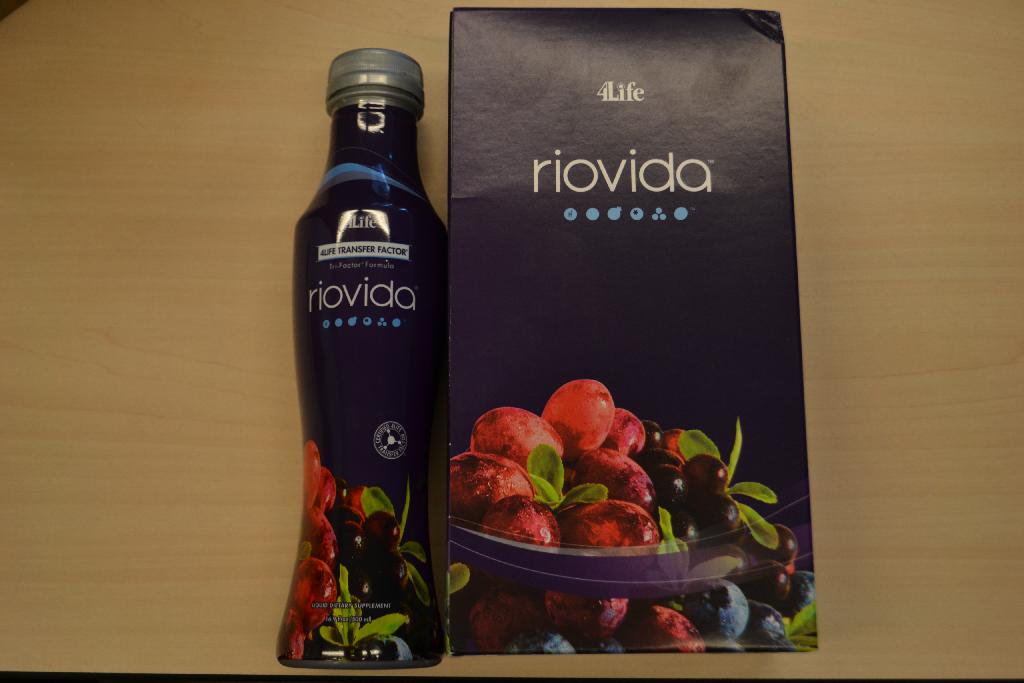 Een gebruiksklare drank met -volgens opgave- onder andere de volgende kenmerken en ingrediënten:
- in de verschijningsvorm van een oranje vloeistof;
- water;
- glycerine;
- acai bessen;
- vlierbessen;
- granaatappel;
- blauwe bessen;
- druivenpulp.
Het product is opgemaakt voor de verkoop in het klein in een kunststof fles met een netto-inhoud van ongeveer 500 ml, per 15 stuks verpakt in een kartonnen doos. Het betreft een gebruiksklare niet-alcoholische drank, geen producten bedoeld bij de GS-posten 0401 tot en met 0404 of vetstoffen afkomstig van producten bedoeld bij de GS-posten 0401 tot en met 0404 bevattend, zijnde geen drank op basis van noten of soja, zoals bedoeld bij GN-onderverdeling 2202 99 19 van de gecombineerde nomenclatuur.