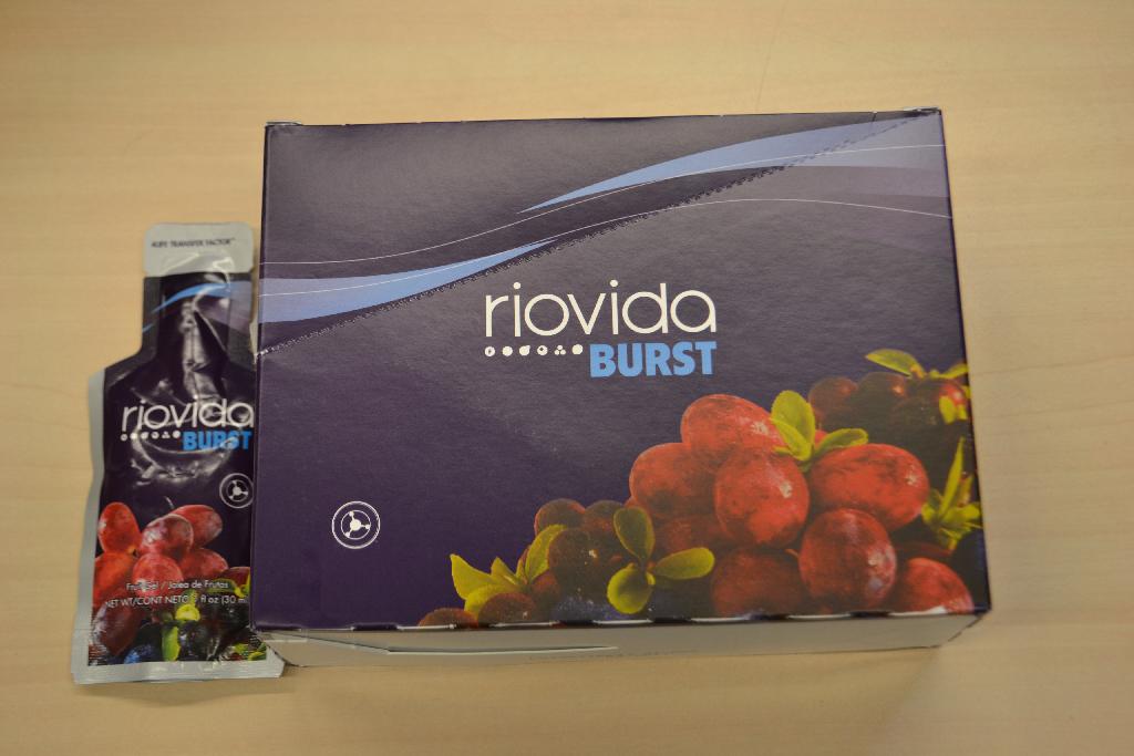 Een gebruiksklare drank met -volgens opgave- onder andere de volgende kenmerken en ingrediënten:
- een rode vloeistof;
- water;
- acai bessen;
- vlierbessen;
- granaatappel;
- blauwe bessen;
- druivenpulp.
Het product is opgemaakt voor de verkoop in het klein in een knijpzakje van kunststof met een netto-inhoud van ongeveer 30 ml, per 15 stuks verpakt in een kartonnen doos. Het betreft een gebruiksklare niet-alcoholische drank, geen producten bedoeld bij de GS-posten 0401 tot en met 0404 of vetstoffen afkomstig van producten bedoeld bij de GS-posten 0401 tot en met 0404 bevattend, zijnde geen drank op basis van noten of soja, zoals bedoeld bij GN-onderverdeling 2202 99 19 van de gecombineerde nomenclatuur.