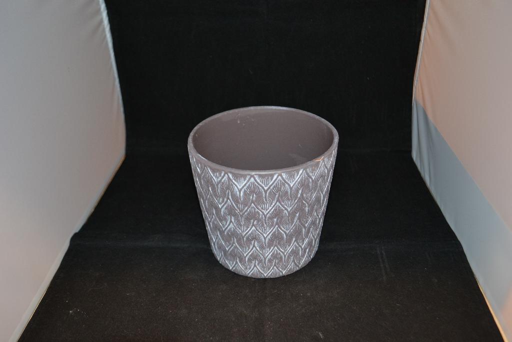 Een bloempot met onder andere de volgende kenmerken:
- vervaardigd van fijn aardewerk;
- rond van vorm;
- taps toelopend naar de onderzijde;
- geribbeld of voorzien van een geometrisch patroon;
- niet doorschijnend;
- een oranje scherf, die aan de tong kleeft;
- volgens opgave geverfd en met de hand vervaardigd;
- afmetingen van 12,2/10,5 x 12,2 en 12,4/10,9 x 12,2 cm (Ø x H).
Het artikel wordt aangemerkt als een versieringsvoorwerp van fijn aardewerk zoals bedoeld bij GN-onderverdeling 6913 90 93 van de gecombineerde nomenclatuur.