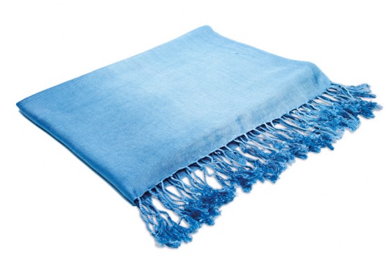 Een geconfectioneerd artikel, zijnde een sjaal, met onder andere de volgende kenmerken:
- vervaardigd van weefsel van -volgens opgave- 100% viscose;
- aan beide korte zijden voorzien van franje;
- dubbel geweven aan de lange zijden;
- een geleidelijk kleurverloop van licht naar donker;
- afmetingen van ongeveer 70 x 180 cm.