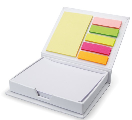 Een assortiment voor kantoor- en dergelijk gebruik, bestaande uit de volgende artikelen met onder meer de volgende kenmerken:
- een rechthoekige memohouder van karton met afmetingen van 11,5 x 9,5 x 3,3 cm, voorzien van
  een deksel en een opbergvak;
- 100 memoblaadjes met afmetingen van 8 x 10,2 cm;
- een blok van 25 post-it blaadjes met afmetingen van 7,5 x 5 cm, aan één zijde voorzien van
  een zelfklevende rand;
- 5 blokjes van 25 index tabs met een afmeting van 4,4 x 1,2 cm, aan één zijde voorzien van
  een zelfklevende rand.
De blokjes met post-it blaadjes en index tabs zijn aan de binnenkant van het deksel geplakt. Het wezenlijke karakter van het assortiment wordt toegekend aan de memohouder van karton zoals bedoeld bij GN-onderverdeling 4819 60 00 van de gecombineerde nomenclatuur.