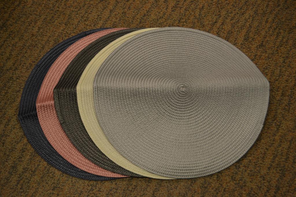 Een zogenoemde placemat met –volgens opgave- onder meer de volgende eigenschappen en kenmerken:
- vervaardigd van polypropyleen;
- gevlochten;
- in een ronde vorm;
- een diameter van 38 cm.