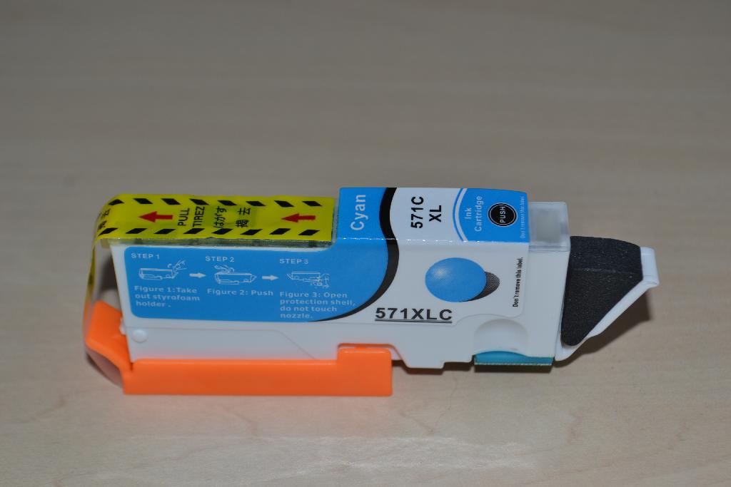Een inktcartridge met -volgens opgave- onder meer de volgende kenmerken:
- ontworpen voor gebruik in een specifieke inkjetprinter;
- een buitenzijde van kunststof;
- bevat vloeibare inkt;
- de inktkleur cyaan;
- een inhoud van 12,2 ml;
- een elektronische schakeling, zijnde een chip;
- zonder geïntegreerde printkop;
- maximale afmetingen (afdekking met kunststof strip niet meegerekend) van (L x B x D) 100 x 36 x 15 mm.
Het wezenlijke karakter van de inktcartridge wordt bepaald door de inkt zoals bedoeld bij GS-post 3215 van de gecombineerde nomenclatuur.