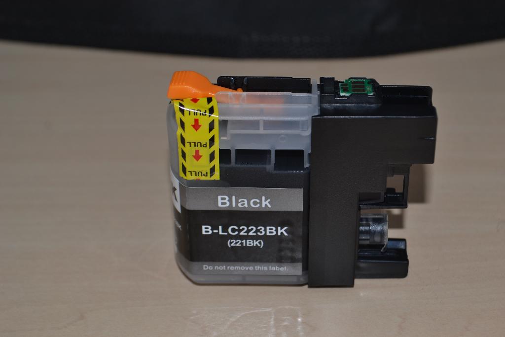 Een inktcartridge met onder meer -volgens opgave- de volgende kenmerken:
- ontworpen voor gebruik in een specifieke inkjetprinter;
- een buitenzijde van kunststof;
- bevat vloeibare inkt;
- de inktkleur zwart;
- een inhoud van 16 ml;
- een elektronische schakeling, zijnde een chip;
- zonder geïntegreerde printkop;
- maximale afmetingen (afdekking met kunststof strip niet meegerekend) van (L x B x D) 75 x 73 x 18 mm.
Het wezenlijke karakter van de inktcartridge wordt bepaald door de inkt zoals bedoeld bij GS-post 3215 van de gecombineerde nomenclatuur.