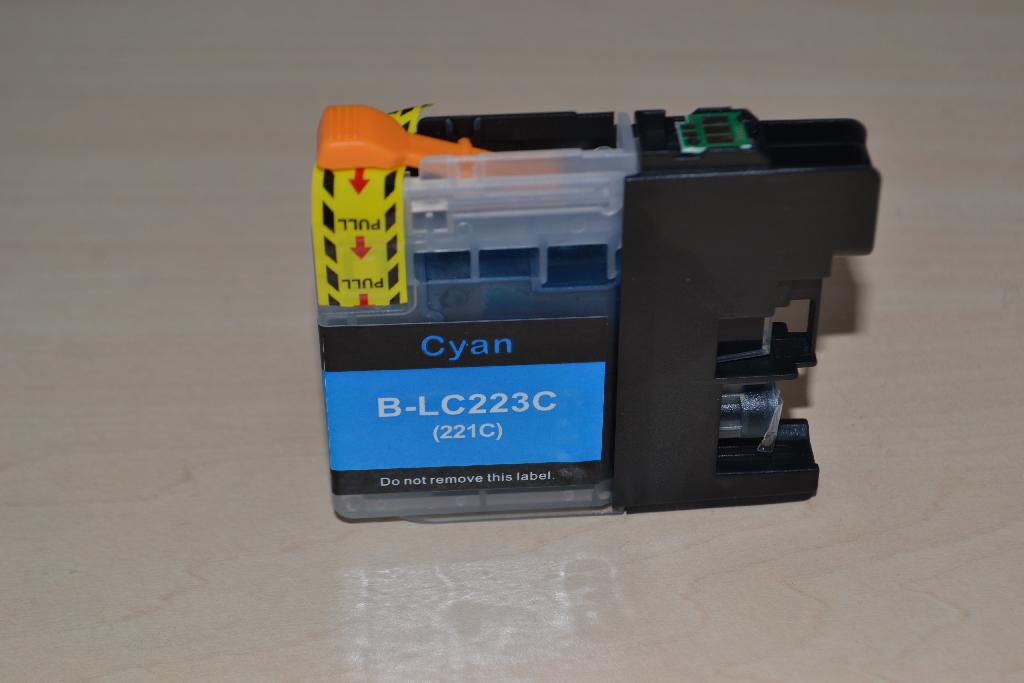 Een inktcartridge met onder meer -volgens opgave- de volgende kenmerken:
- ontworpen voor gebruik in een specifieke inkjetprinter;
- een buitenzijde van kunststof;
- bevat vloeibare inkt;
- de inktkleur geel;
- een inhoud van 13 ml;
- een elektronische schakeling, zijnde een chip;
- zonder geïntegreerde printkop;
- maximale afmetingen (afdekking met kunststof strip niet meegerekend) van (L x B x D) 75 x 66 x 13 mm.
Het wezenlijke karakter van de inktcartridge wordt bepaald door de inkt zoals bedoeld bij GS-post 3215 van de gecombineerde nomenclatuur.