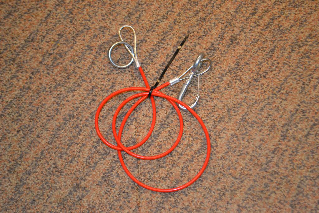 Een kabel van staaldraad met onder meer de volgende kenmerken:
- bekleed met kunststof;
- aan de uiteinden voorzien van stroppen;
- aan de uiteinden van de kunststof bekleding voorzien van een kraag van onedel metaal voor het vasthouden 
  van de stroppen;
- één strop is enkel voorzien van een splitring van onedel metaal;
- één strop is enkel voorzien van een haak met een verend sluitelement van onedel metaal;
- een lengte van ongeveer 110 cm;
- een grootste afmeting van de doorsnede van 2 mm, de bekleding en kragen niet meegerekend.
Het geheel is ontworpen om het losbreken van caravans of van aanhangwagens te beveiligen, waarbij de maximale kracht 1000N per 100 kilogram bedraagt.