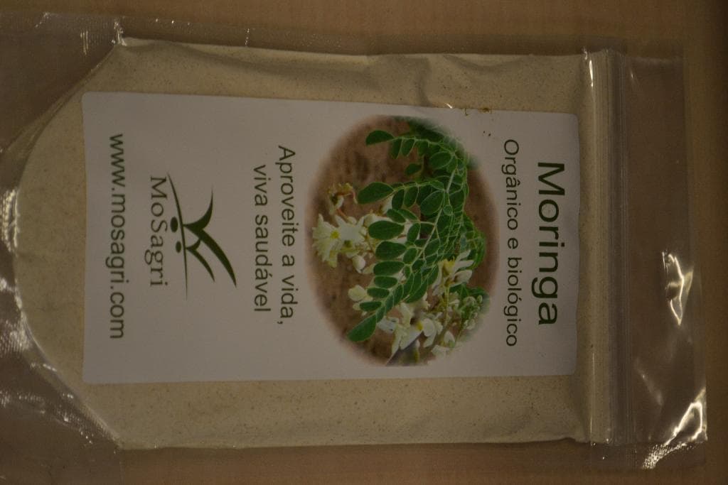 Een supplement voor menselijke consumptie met –volgens opgave- onder andere de volgende kenmerken:
- in de verschijningsvorm van een beige poeder;
- rijk aan mineralen;
- gemalen worteldelen van de Moringaboom;
- gedroogd;
- geen hulpstoffen.
Het product is opgemaakt voor de verkoop in het klein en is per 100 gram verpakt. In bulkverpakking verpakt in  zogenaamde foodgrade polyprop zakken van 25 kilogram.