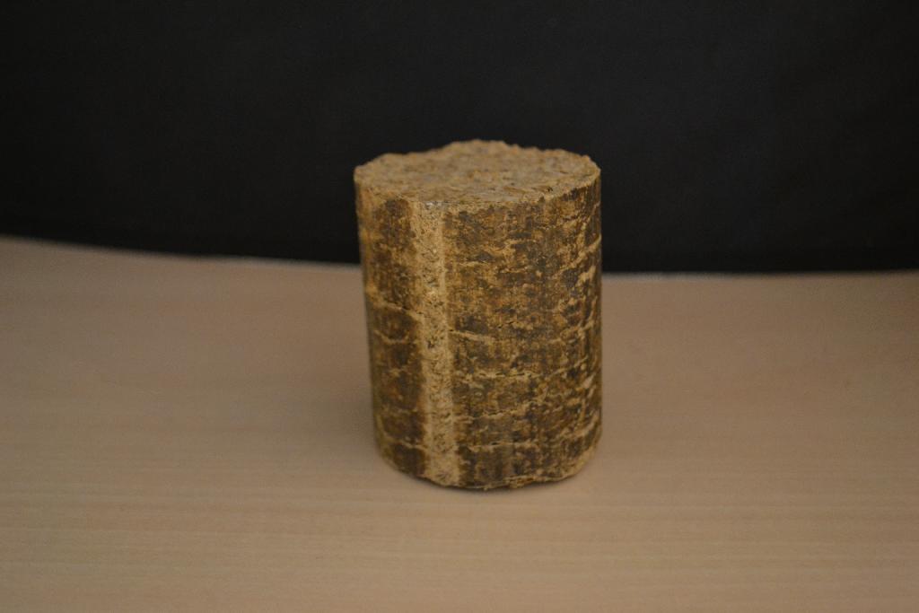 Een briket, zijnde een samengesteld product met onder andere de volgende kenmerken:
- een cilindervormig geperste briket;
- vervaardigd van rijstvlies en houtsnippers;
- een diameter van 5,5 cm.
Het wezenlijke karakter wordt toegekend aan het rijstvlies dat in de meerderheid aanwezig is. Het rijstvlies is aan te merken als kaf van graangewassen zoals bedoeld bij GS-post 1213 van de gecombineerde nomenclatuur.