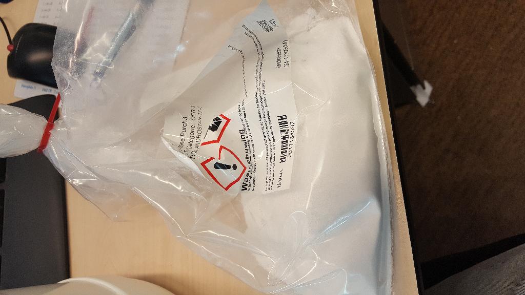 Een organisch chemisch product met –volgens opgave- onder andere de volgende kenmerken:
- in de verschijningsvorm van een wit poeder;
- epiandrosteron;
- een structuuranalogon van steroïdale hormonen; 
- bestemd voor de vervaardiging van farmaceutische producten;
- wordt ingevoerd in octabins van 300 kilogram.
Het product kan worden aangemerkt als structuuranalogon van steroïdale hormonen en wordt op grond van aantekening 8, letter b op hoofdstuk 29 ingedeeld in GS-post 2937 van de gecombineerde nomenclatuur.
