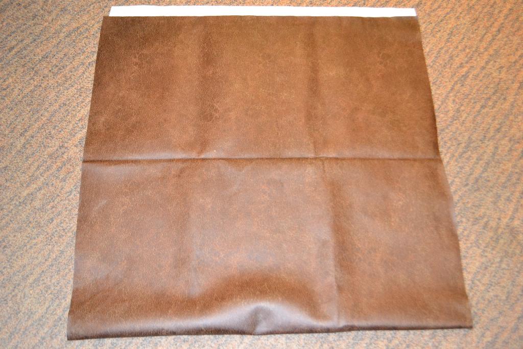 Een lap met onder meer de volgende kenmerken en eigenschappen:
- bestaande uit 3 lagen;
- een bovenlaag van een versmolten briewerk met een bruine kleur;
- een middelste laag van gebonden textielvlies met een witte kleur;
- een met het blote oog zichtbare onderlaag van leer met een witte kleur;
- het breiwerk bedraagt 28 gewichtspercenten van het geheel;
- het textielvlies bedraagt 27 gewichtspercenten van het geheel;
- het leer bedraagt 45 gewichtspercenten van het geheel;
- de textielvezels zijn van polyester.
Het geheel is ontworpen voor gebruik als bekleding voor meubelen en het breiwerk hiervan is op grond van aantekening 1 op hoofdstuk 59 van de GN aan te merken als ‘weefsels’.