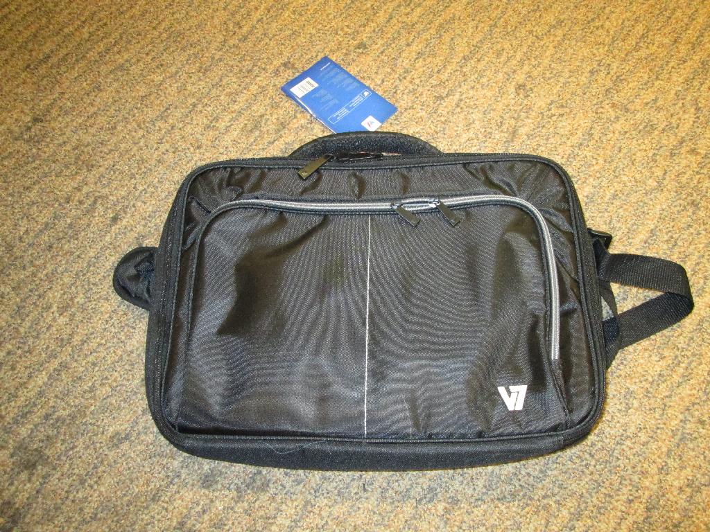 Een bergingsmiddel, zijnde een laptoptas, met –volgens opgave- onder andere de volgende uiterlijke kenmerken:
- voor het veilig vervoeren van een laptop;
- een buitenkant van textiel;
- voorzien van klittenband;
- weerbestendig;
- voorzien van een voorvak bestemd voor onder andere pennen en een smartphone;
- voorzien van ritssluitingen;
- voorzien van een handvat en een hengsel;
- afmetingen van 406 x 292 x 76 mm;
- een gewicht van 900 gram;
- bestemd voor een laptop van 16,1 inch.