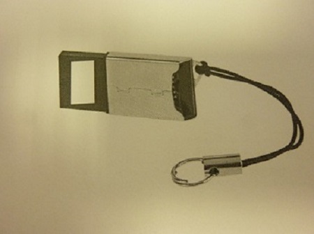 Mini czytnik kart pamięci Micro SD Plug & Play z zawieszką. Wyposażony w zintegrowany wtyk USB 2.0. Posiada jedno wejście na kartę pamięci. Obudowa z aluminium i tworzywa sztucznego w kolorze złotym. Wymiary: 27,0 x 13,2 mm.