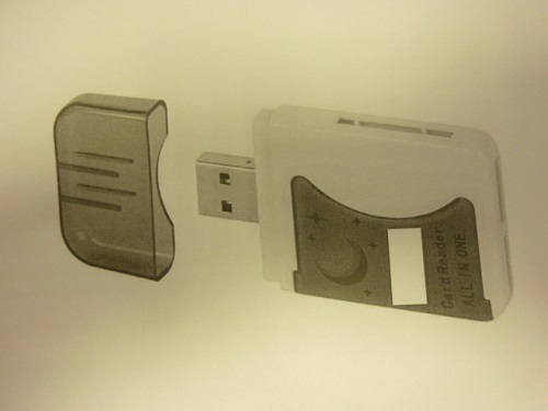 Czytnik kart pamięci typu All in One Plug & Play. Wyposażony w zintegrowany wtyk USB. Posiada 4 wejścia na karty pamięci. Obsługuje m.in. karty typu: SD, SDHC, MS, MS PRO, MS Duo, MS PRO Duo, MS PRO-HG Duo, M2, MMC, xD oraz SDXC. Maksymalny transfer danych wynosi 480 Mbps (USB 2.0). Obudowa z tworzywa sztucznego w kolorze białym z brązowymi elementami. Wymiary: 3,7 x 6,5 x 0,8 cm.