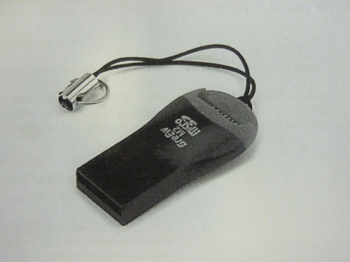 Mini czytnik kart pamięci Micro SD Plug & Play z zawieszką. Wyposażony w zintegrowany wtyk USB 2.0. Posiada jedno wejście na kartę pamięci. Obudowa z tworzywa sztucznego w kolorze czarnym z czerwonymi elementami. Wymiary: 32,11 x 16,26 mm.