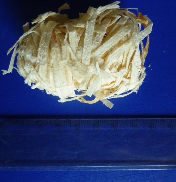 Produkt w postaci walców o wymiarach 5 cm X 3 cm, wykonanych z naturalnej wełny drzewnej impregnowanej woskami roślinnymi. Wełna drzewna pozyskiwana jest z drewna iglastego (sosna, świerk).
Wyrób przeznaczony jest do stosowania jako podpałka do rozpalania węgla drzewnego, drewna, pelletu i ekogroszku.
