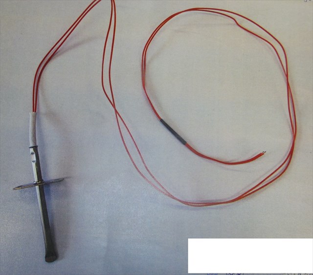 Czujnik (sensor) termostatu stosowanego w piekarnikach. Produkt ma postać stalowej rurki z podwójnym drutem niklowym w izolacji z teflonu. Na fragmencie przewodów umieszczona jest otulina z włókna szklanego. Wewnątrz rurki znajduje się cienkowarstwowy termistor (element pomiarowy), wykonany z platyny. Wraz ze zmianą temperatury panującej w piekarniku zmienia się rezystancja termistora. Informacja o wysokości temperatury zmierzonej przez sensor przekazywana jest w termostacie do podzespołu odczytującego i wykonawczego (niebędących przedmiotem niniejszej decyzji), odpowiedzialnych za regulację temperatury do zadanej wielkości. Rezystancja  w 0oC - 1000 omów. Długość całkowita sensora – 840 mm, w tym długość przewodów 760 mm. Masa produktu – 11,5 g.