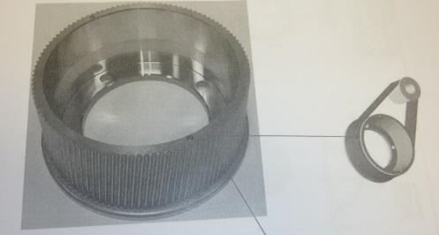 Koło pasowe, stanowiące część kolumny kierowniczej w pojeździe silnikowym. Służy do przenoszenia momentu obrotowego silnika na siłę umożliwiającą przesuwanie listwy. Produkt został wykonany ze stali; nie jest kuty w matrycy zamkniętej. Średnica koła – 67,61 mm; masa – 207 mm.