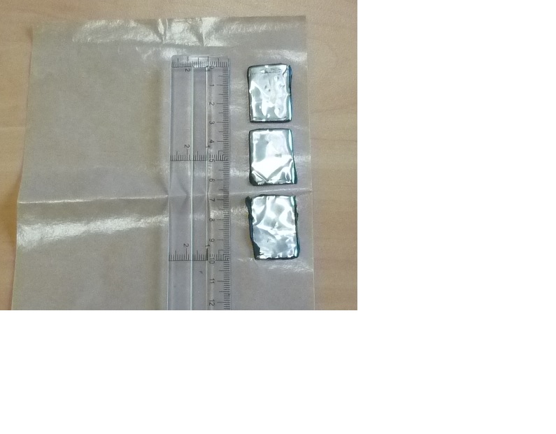 Artykuł na bazie mieszaniny kauczuku butylowego, węglanu wapnia, polibutenu, żywicy naftowej i sadzy, w kształcie prostokąta o wymiarach: 2X20X30 mm, do którego wierzchniej strony przylega folia aluminiowa (o grubości 0,1 mm), a spodnią stronę stanowi usuwalna warstwa papieru. 
Produkt jest materiałem tłumiącym, przeznaczonym do stosowania w kolumnie kierowniczej pojazdu silnikowego.