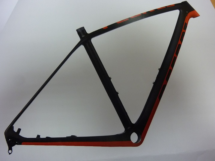 Rama roweru górskiego (MTB) Peak 29. Wykonana z włókien węglowych w technologii Monocoque, z niewielkimi elementami aluminiowymi - pełniącymi funkcję gwintów, polakierowana na kolor czarno - czerwony. Artykuł pochodzący i przywożony z Chin w ilości poniżej 300 sztuk miesięcznie. Zgodnie z deklaracją rama jest przeznaczona do produkcji rowerów. Pakowana w pudło kartonowe po 2 sztuki, bez dodatkowego wyposażenia. Masa ramy: 1140 g (rozmiar M).