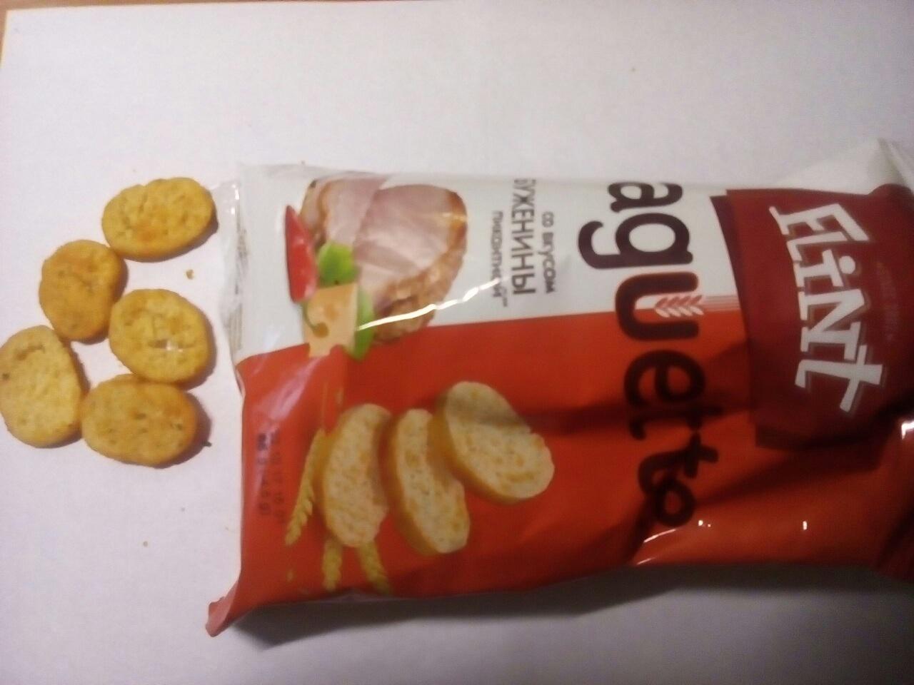 Produkt o smaku szynki pikantnej, otrzymany z pokrojonego (wysuszonego) chleba pszennego, poddany procesowi opiekania, w postaci cienkich owalnych kromeczek (o średnicy 1,5 -2 cm i  grubości 2,5 mm), z dodatkiem oleju słonecznikowego i dodatkiem smakowo-aromatyzującym. Produkt zawiera w składzie m.in.: mąkę pszenną,  drożdże, sól, wodę, olej słonecznikowy, cebulę w proszku, mieloną paprykę, środki barwiące.

Opakowanie jednostkowe o masie netto 60 g.