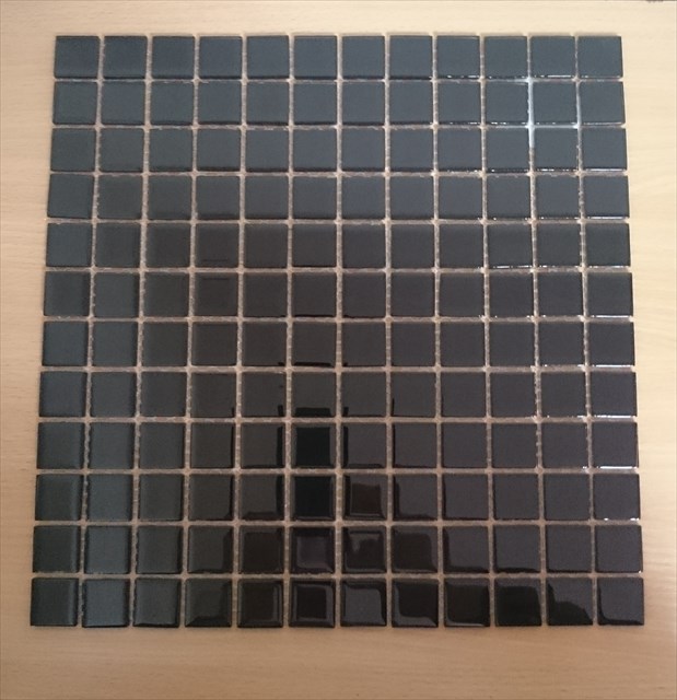 Mozaika wykonana z kostek szklanych, malowanych od spodu. Tafle szkła o grubości 4 mm pocięte na elementy o wymiarach 25 x 25 mm lub 15 x 48 mm, umieszczone na podłożu - siatce z tworzywa sztucznego, połączone za pomocą kleju żywicznego - tworząc taflę o wymiarach 300 x 300 mm lub 300 x 298 mm, o grubości od 0,4 cm. Wykorzystywana do dekoracji wnętrz. Prezentowana w zbiorczym opakowaniu kartonowym po 22 sztuki w kartonie.