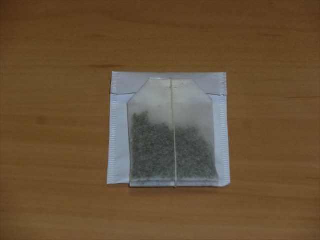 Herbata czarna fermentowana, otrzymana z liści Camelia sinensis aromatyzowana (aromat mango, suszone owoce mango).  Herbata prezentowana w opakowaniach jednostkowych o masie 1,5 g lub 2 g (torebka z bibuły umieszczona w papierowej kopercie). Do sprzedaży oferowana w opakowaniach zbiorczych  po 20 lub 40 kopert.