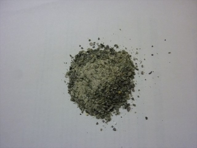 Produkt w postaci nieregularnych bryłek i proszku o barwie od jasnej do ciemnoszarej. Surowcami do produkcji towaru jest mieszanina substancji mineralnych zawierających tlenek glinu (np. korund, boksyt o zróżnicowanej czystości chemicznej, z zawartością związków żelaza, magnezu, krzemu i wapnia) oraz magnezja kaustyczna, powstająca w wyniku procesu kalcynacji węglanu magnezu. Mieszanina jest komponowana w odpowiedniej proporcji, zgodnie z wymaganymi parametrami chemicznymi końcowego produktu. Mieszanina jest topiona w łukowym piecu elektrycznym. Po procesie topienia masy następuje proces krystalizacji, mechanicznego rozbijania oraz rozdrabniania do frakcji o wymiarach 0-1 mm (maksimum 25%) i 1-3 mm (minimum 75%).
Uzyskany produkt charakteryzuje się niestechiometrycznym składem i krystaliczną strukturą spinelową, a także zawartością tlenku magnezu powyżej 32%, tlenku glinu poniżej 70%, tlenku krzemu poniżej 3%, tlenku wapnia poniżej 2% i zawartością tlenku żelaza poniżej 3%.
Produkt jest przeznaczony do produkcji wyrobów ogniotrwałych, głównie w przemyśle cementowo-wapienniczym.