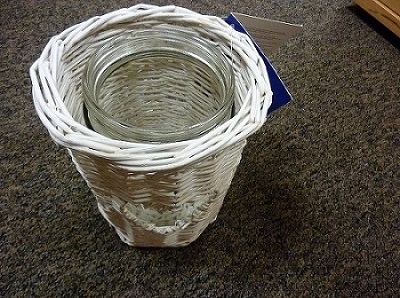 Artykuł prezentowany w formie lampionu, który może być wyposażony w małą świeczkę lub podgrzewacz typu tea light. Świeczka i podgrzewacz nie są przedmiotem wniosku. Składa się z ręcznie plecionego koszyka z wierzby o wysokości 18 cm i średnicy 14 cm oraz szklanego pojemnika o wysokości 16,5 cm i średnicy ~ 10 cm. Szklany pojemnik nie jest na stałe przymocowany do koszyka i nie posiada żadnego osprzętu do stabilnego umocowania świeczki w pionie. Artykuł może służyć do celów dekoracyjnych i tym podobnych.