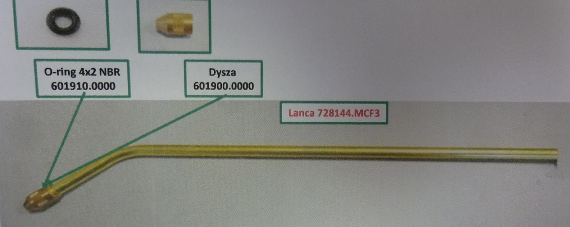 Lanca do ręcznego opryskiwacza ogrodowego. Wykonana z rurki mosiężnej polerowanej, o długości ok. 40 cm i średnicy zewnętrznej ok. 1 cm. Zakończona z jednej strony przylutowaną końcówką mosiężną, nagwintowaną zewnętrznie, z ringiem (z gumy) i dyszą. Zgięta na długości ok. 6 cm pod kątem 40 stopni do osi rurki. Drugi koniec bez zakończenia.