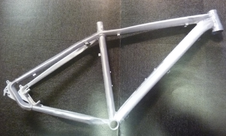 Rama roweru do rowerów przełajowych. Wykonana z aluminium. Nie została pomalowana, anodyzowana, polerowana i/lub polakierowana. Artykuł pochodzący i przywożony z Chin w ilości poniżej 300 sztuk miesięcznie. Zgodnie z deklaracją rama nie jest przeznaczona do produkcji rowerów. Pakowana w pudło kartonowe po 2 sztuki, bez dodatkowego wyposażenia.
