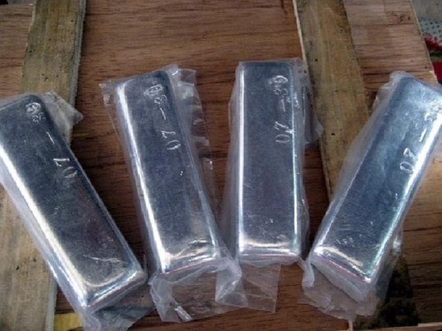 Sztabki odlewane z metalu nieszlachetnego Ind 4N. Zawartość czystego Indu: 99,99%.  Masa: 0,5 kg.