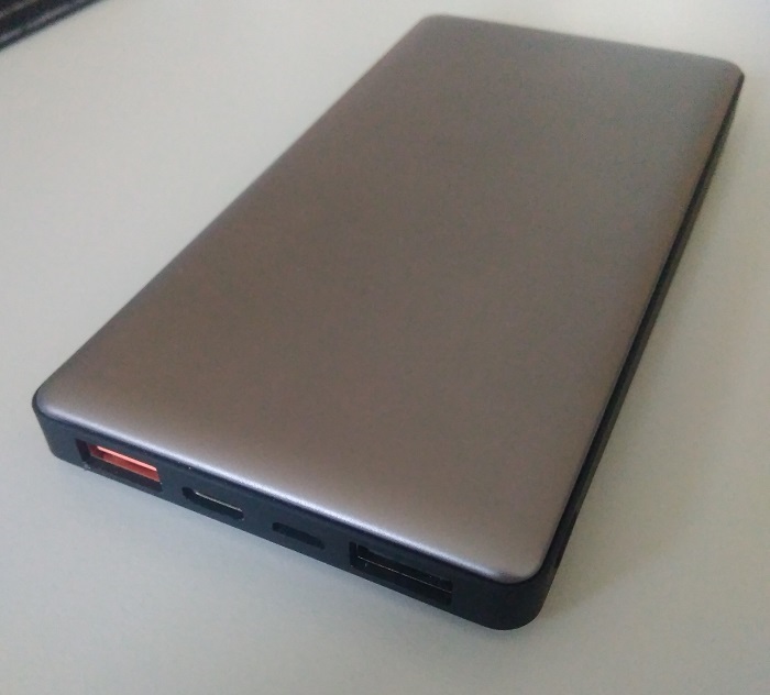 Powerbank – przenośne urządzenie do ładowania urządzeń mobilnych za pomocą portu USB. Zawiera baterię litowo-polimerową (Li-Poly) o pojemności 10000mAh. Posiada 2 wyjścia USB, jedno wejście MircoUSB i jedno wejście TypeC. Wykonany jest z tworzywa sztucznego, metalu, gumy i aluminium. Kolor szaro-czarny. W zestawie znajduje się również kabel micrUSB – USB oraz instrukcja obsługi.
