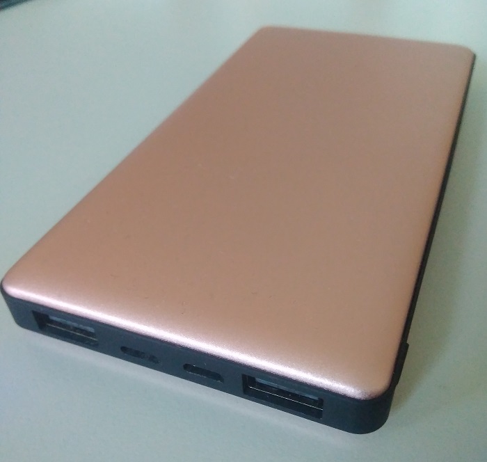 Powerbank – przenośne urządzenie do ładowania urządzeń mobilnych za pomocą portu USB. Zawiera baterię litowo-polimerową (Li-Poly) o pojemności 10000mAh. Posiada 2 wyjścia USB, jedno wejście MircoUSB i jedno wejście Lightning. Wykonany jest z tworzywa sztucznego, metalu, gumy i aluminium. Koloru szaro-czarnego. W zestawie znajduje się również kabel micrUSB – USB oraz instrukcja obsługi.