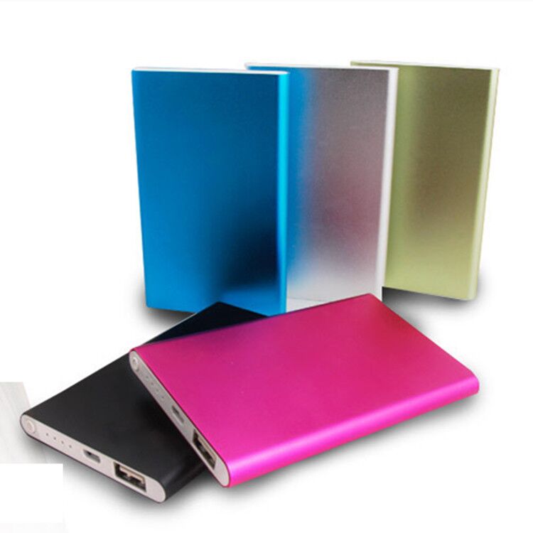 Powerbank – przenośne urządzenie do ładowania urządzeń mobilnych za pomocą portu USB. Zawiera baterię litowo-polimerową (Li-Poly) o pojemności 5000mAh. Posiada diody wskazujące poziom naładowania oraz gniazda USB. Obudowa wykonana jest z aluminium. Rozmiar urządzenia: 110 x 68 x 9,9 mm, waga: 110 g.
