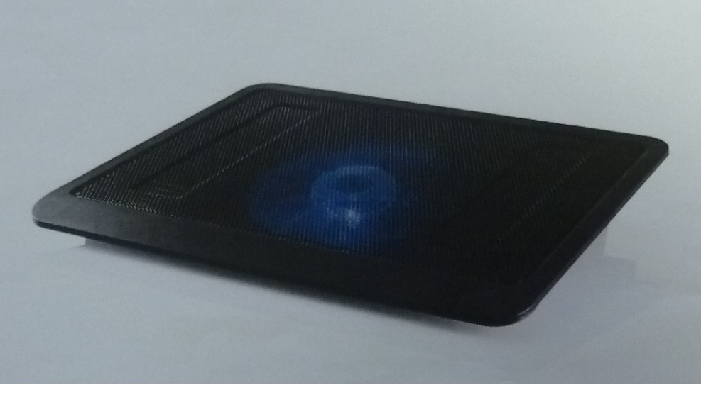 Podstawki chłodzące pod laptopy o rozmiarach od 10" do 17" z regulacją kąta nachylenia lub bez, wyposażone w gniazda USB oraz wentylatory osiowe (w ilości od jednego do pięciu). Wykonane zostały z ABS lub ABS i metalu. Wymiary podstawek od 330 mm x 250 mm x 24 mm do 405 mm x 273 mm x 34 mm, ciężar od 390 g do 840 g. Zasilanie 5 VDC z portu USB komputera, prąd znamionowy 0,5 A. Podstawki mogą być wyposażone w piankowe poduszki, gumowy pasek lub gumowe podkładki antypoślizgowe oraz kabel USB z przejściówką.
