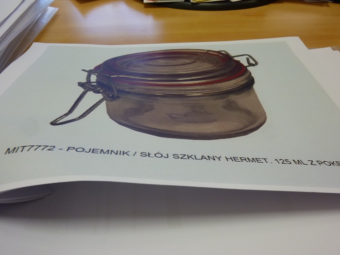 Słój z zamknięciem typu Weck o zaokrąglonej podstawie. Naczynie szklane wykonane z bezbarwnego szkła sodowo-wapniowego. Posiada specjalnie wyprofilowaną krawędź otworu, na którą nakładana jest kolista płaska silikonowa uszczelka oraz specjalnie dopasowana wyprofilowana szklana przykrywka. Przykrywka jest dociskana do słoja specjalnie skonstruowaną sprężyną zaczepianą o jego krawędź. Zgodnie z deklaracją Wnioskodawcy wyrób przeznaczony jest do przechowywania przetworów. Pojemność: 0,125 L, 0,20 L, 0,35 L, 1,154 L, 1,850 L.