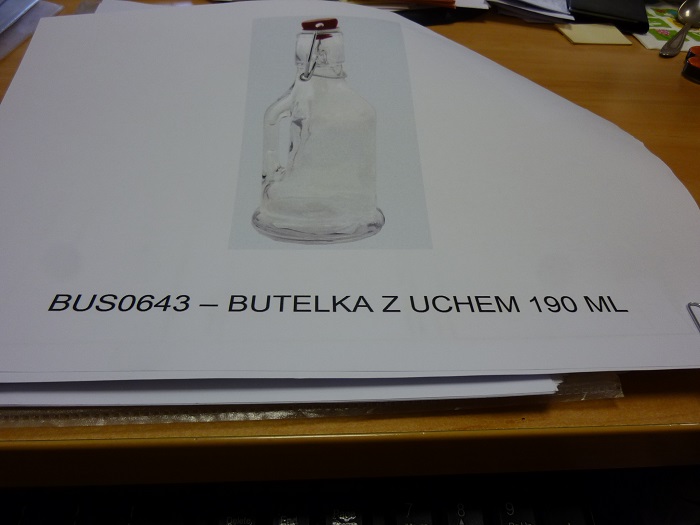 Butelka z zamknięciem typu Weck o zaokrąglonej  podstawie, ze szklanym uchem. Naczynie szklane wykonane z bezbarwnego szkła sodowo-wapniowego. Posiada specjalnie wyprofilowaną krawędź otworu, na którą nakładana jest kolista płaska gumowa uszczelka oraz specjalnie dopasowany wyprofilowany korek. Korek dociskany jest do butelki specjalnie skonstruowaną sprężyną zaczepianą o jej krawędź. Zgodnie z deklaracją Wnioskodawcy wyrób przeznaczony jest na soki, wodę lub inne napoje. Pojemność: 0,190 L.